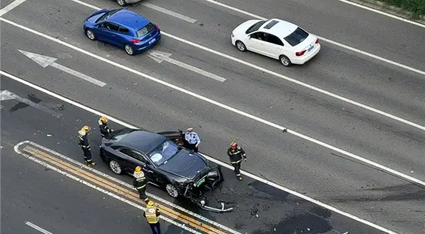 Chiếc Rolls-Royce nằm bên làn ngược chiều. Ảnh:
