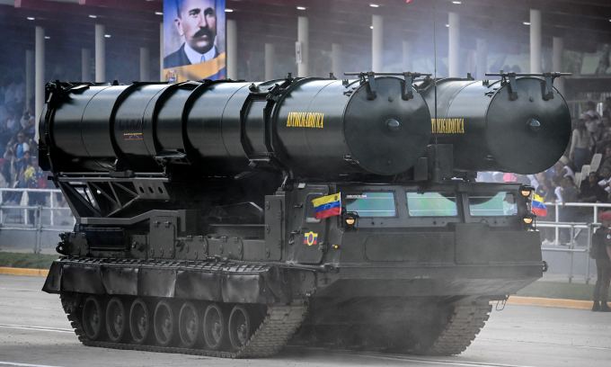 Bệ phóng của tổ hợp phòng không S-300VM tại cuộc duyệt binh ở Caracas hồi tháng 7. Ảnh: AFP