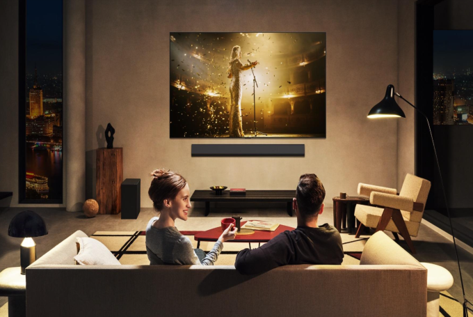 Người dùng giải trí tại nhà với TV OLED evo AI G5. Ảnh: LG