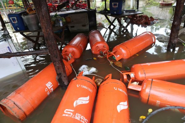 TP HCM: Nhà dân ngập nặng do nước tràn bờ kè