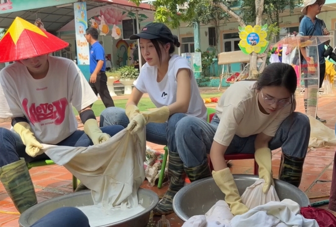 Từ trái qua gồm Á hậu Khánh Linh, Thu Trà, Thu Ngân giặt giũ, làm vệ sinh tại một trường mầm non trên địa bàn Thái Nguyên.