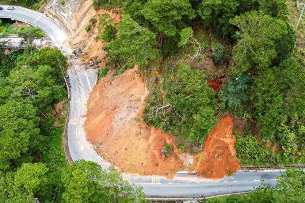 Đà Lạt-Phan Rang: Đồi nứt toác, nguy cơ sạt lở