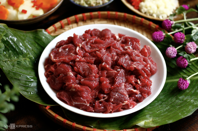 Thịt đỏ chứa nhiều purin, có thể gây sỏi axit uric và làm nước tiểu trở nên axit hơn, tăng nguy cơ sỏi thận. Ảnh: Bùi Thủy