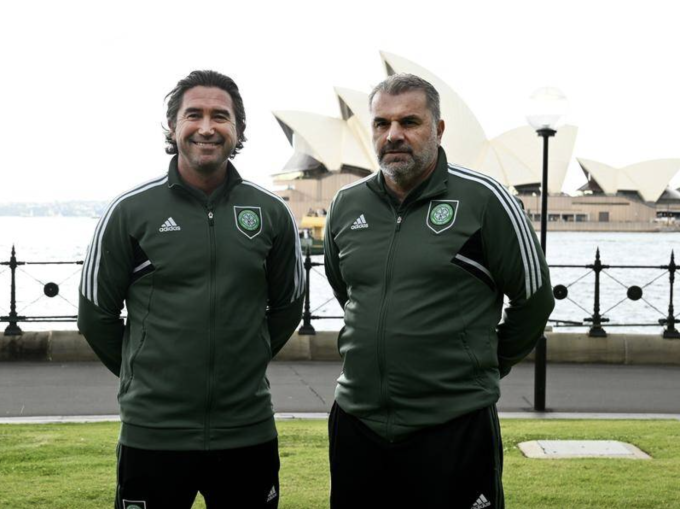 Trợ lý Harry Kewell (trái) và HLV Ange Postecoglou (phải) của Celtic mùa 2022-2023 tại Sydney, Australia. Ảnh: AAP