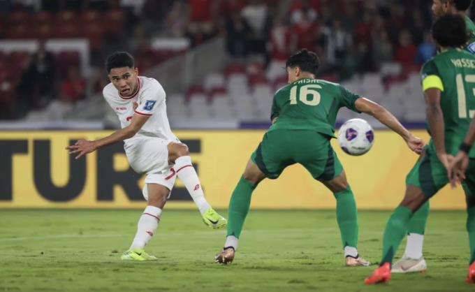 Marselino Ferdinan (áo trắng) mở tỷ số cho Indonesia trong trận thắng Arab Saudi 2-0, ở lượt sáu bảng C vòng loại ba World Cup 2026 - khu vực châu Á. Ảnh: Bola