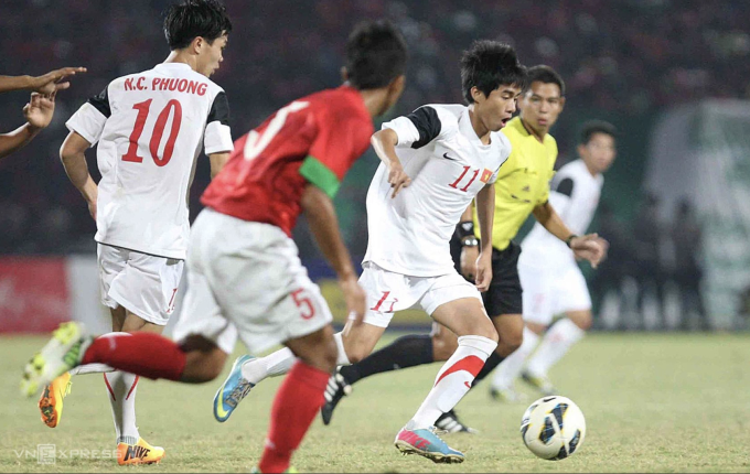 Tiền vệ Phan Thanh Hậu (số 11) trong màu áo U19 Việt Nam, từng được chọn vào danh sách 40 tài năng sinh năm 1997 của báo Anh Guardian vào năm 2014. Ảnh: Đức Đồng