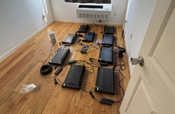 Một căn phòng chứa đầy thiết bị mạng do USSS phát hiện. Ảnh: USSS