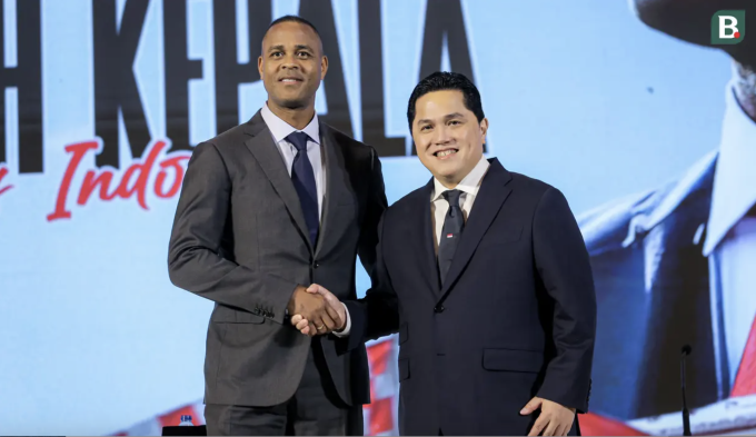 Chủ tịch LĐBĐ Indonesia Erick Thohir (phải) ở lễ nhậm chức của HLV Patrick Kluivert vào tháng 1/2025. Ảnh: Bola