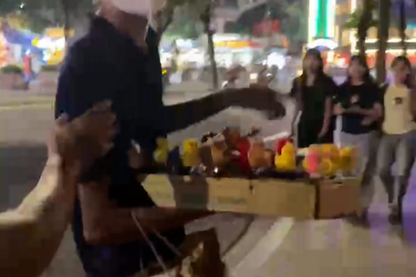 Hồ Gươm: Khách nữ tố bị quấy rối bởi người bán hàng rong