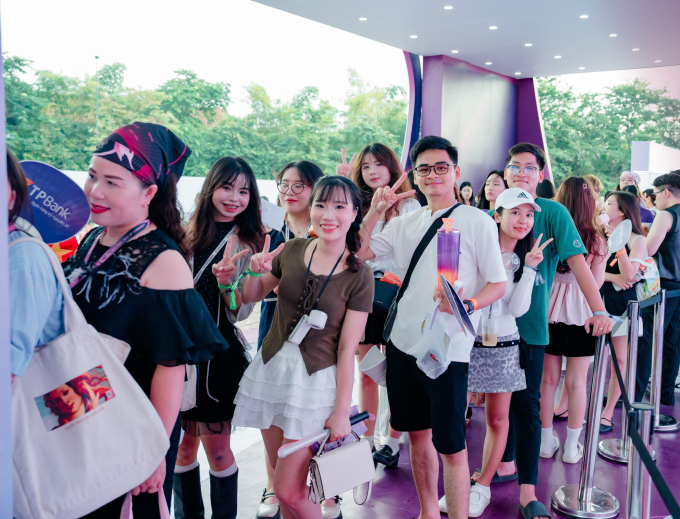 Các bạn trẻ xếp hàng tham gia trải nghiệm tại booth của TPBank tại concert. Ảnh: TPBank