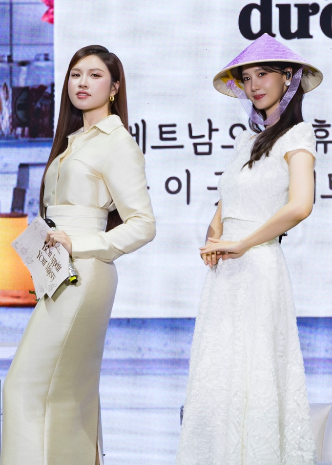 Hình ảnh Yoona tạo dáng với nón lá bên cạnh MC Thanh Thanh Huyền gây sốt với fan. Ảnh: Phương Thanh
