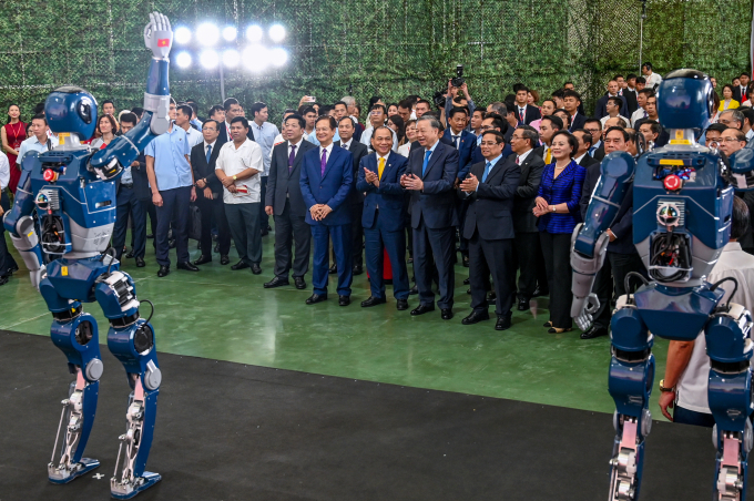 Lãnh đạo Đảng, Nhà nước xem màn trình diễn của robot hình người tại triển lãm hồi tháng 8. Ảnh: Giang Huy