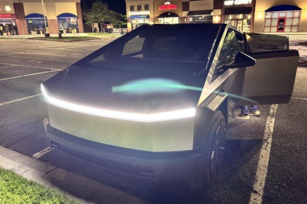 Tesla Thu hồi 63.000 Xe do Lỗi Đèn Quá Chói