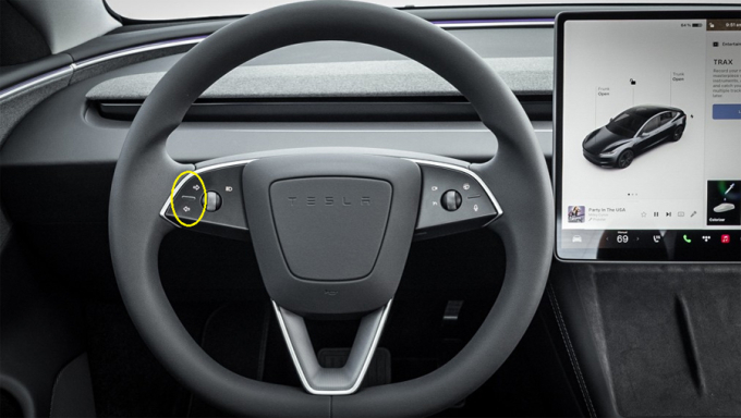 Nút bật đèn xi-nhan trên vô-lăng của Model 3. Ảnh: Tesla