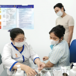 Mâu thuẫn mẹ chồng, nàng dâu từ việc tiêm vaccine