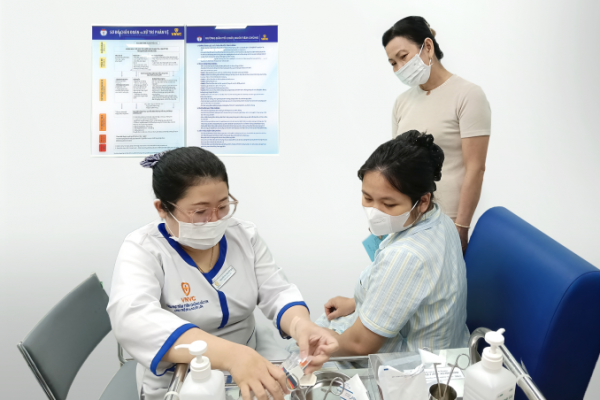 Mâu thuẫn mẹ chồng, nàng dâu từ việc tiêm vaccine