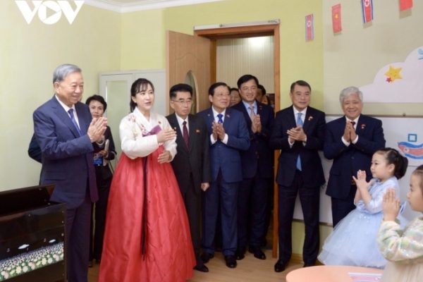 Tổng Bí thư thăm lớp học Hồ Chí Minh tại Triều Tiên (Tin tức mới)
