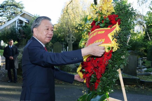 Tổng Bí thư Tô Lâm viếng mộ Karl Marx ở Anh