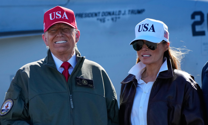 Tổng thống Trump và đệ nhất phu nhân Melania tại căn cứ Norfolk hôm 5/10. Ảnh: AP