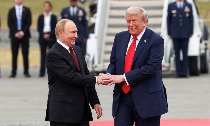 Ông Putin và ông Trump bắt tay tại cuộc gặp ở Alaska hôm 15/8. Ảnh: Reuters