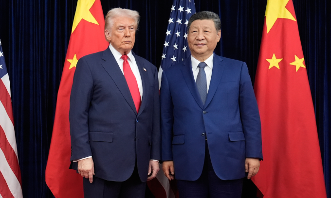 Tổng thống Mỹ Donald Trump (trái) và Chủ tịch Trung Quốc Tập Cận Bình tại Busan hôm 30/10. Ảnh: AP