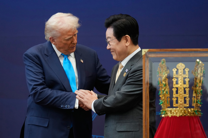 Tổng thống Mỹ Donald Trump (trái) bắt tay cảm ơn Tổng thống Hàn Quốc Lee Jae-myung tại bảo tàng quốc gia Gyeongju ngày 29/10. Ảnh: AP