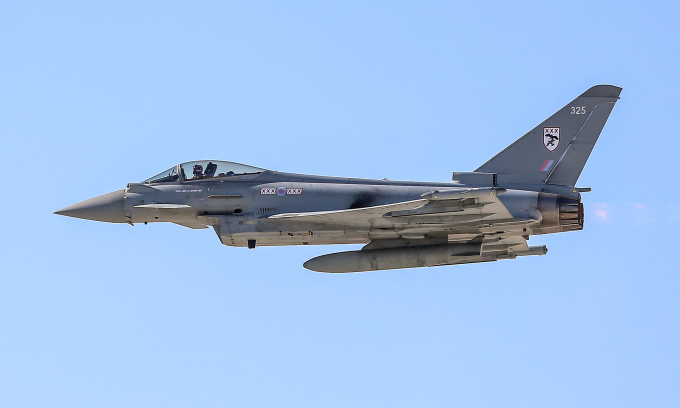 Tiêm kích Eurofighter Typhoon Anh bay trình diễn tại triển lãm hàng không ở Thổ Nhĩ Kỳ hôm 25/9. Ảnh: AFP