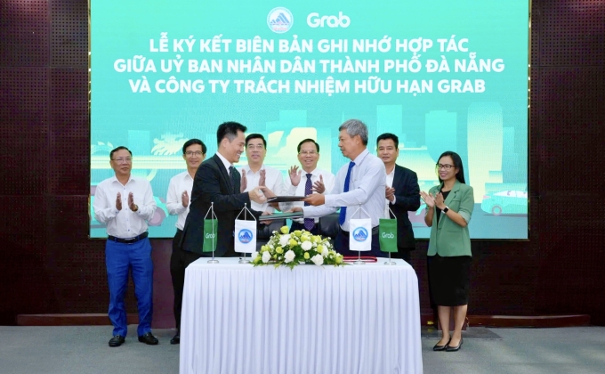 Đại diện UBND TP Đà Nẵng và Grab Việt Nam trao thỏa thuận hợp tác thúc đẩy xây dựng thành phố thông minh và chuyển đổi số. Ảnh: Grab