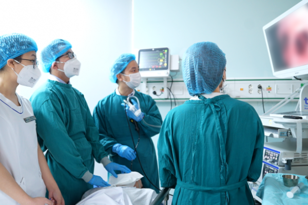 Cụ ông nhập viện vì hạt lạc mắc kẹt trong phổi