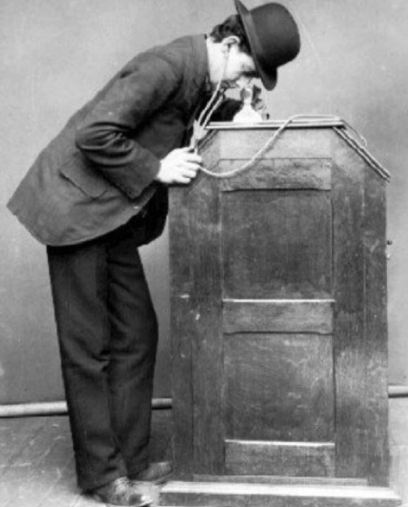 Máy chiếu phim mini không thành công vì số lượng phim quá ít, thời lượng ngắn và chỉ một người xem được mỗi lần. Ảnh: PBS