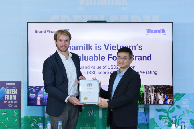 Ông Nguyễn Quang Trí - Giám đốc điều hành Marketing Vinamilk, nhận chứng nhận Top 100 thương hiệu giá trị nhất Việt Nam từ đại diện Brand Finance. Ảnh: Nguyễn Hoàng
