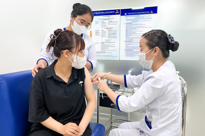 Khách tiêm vaccine phòng bệnh cúm tại Hệ thống Tiêm chủng VNVC. Ảnh: Diệu Thuần