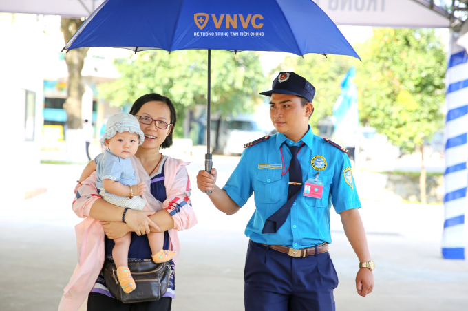 Hệ thống Tiêm chủng VNVC chủ động bố trí nhân sự, cơ sở vật chất phù hợp trong những ngày mưa bão, giúp người dân tiêm chủng an toàn, tiện lợi. Ảnh: Mộc Thảo