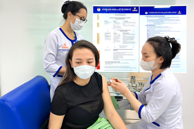 Chị Nguyễn Hoàng Phương tiêm vaccine HPV phòng bệnh tại Trung tâm tiêm chủng VNVC Phan Thiết, phường Phan Thiết, Lâm Đồng. Ảnh: Diệu Thuần