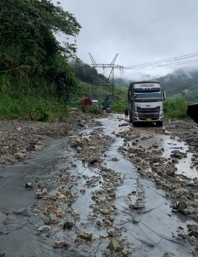 Nhiều xe tải tiến không được, lùi không xong trên đèo Lò Xo vì phía trước và sau đều có điểm sạt lở. Ảnh: Nguyễn Trai
