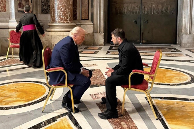 Tổng thống Mỹ Donald Trump ngồi đối điện người đồng cấp Ukraine Volodymyr Zelensky (phải) tại Vương cung Thánh đường Thánh Peter ở Vatican ngày 26/4. Ảnh: AP