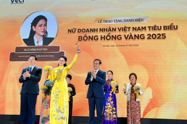 CEO IPPG Thủy Tiên nhận giải Bông hồng Vàng lần 4