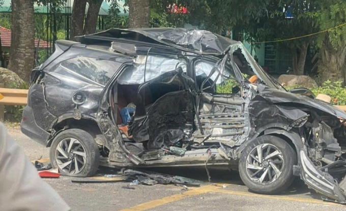 Xe ô tô 7 chỗ bị biến dạng sau tai nạn. Ảnh: Oanh Trần
