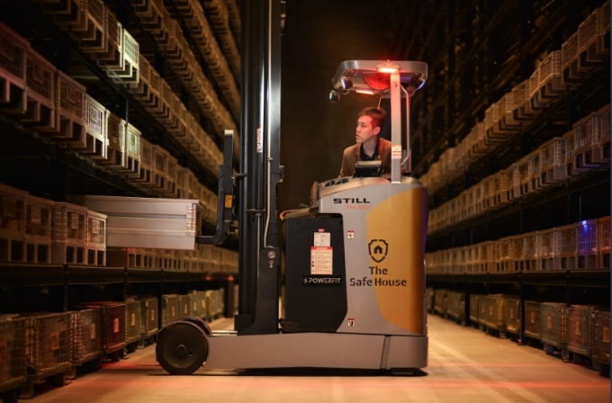 Vàng được cất giữ và kiểm kê ở một vị trí cụ thể trong kho. Ảnh: CHONG JUN LIANG