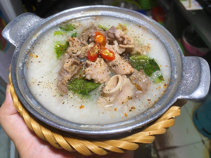 Một bát cháo niêu thập cẩm tại 63 Lò Đúc có giá khoảng 60.000 đồng. Ảnh: Cháo niêu Lò Đúc