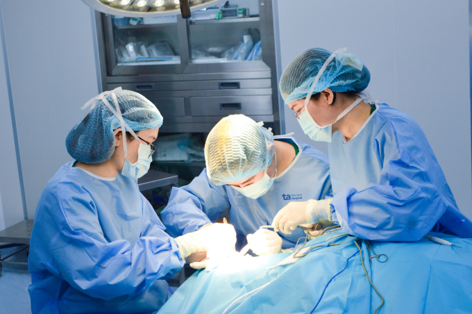 Bác sĩ Thái Duy (giữa) đang phẫu thuật cho anh Hải. Ảnh: Bệnh viện Đa khoa Tâm Anh