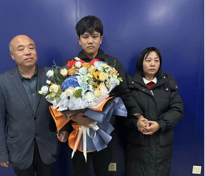 Xie Qingshuai (giữa) bị bắt cóc năm 1999 và đoàn tụ với bố mẹ năm 2023. Ảnh: Weibo
