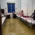 Huế: Bệnh viện ngập sâu, khẩn cấp di dời bệnh nhân