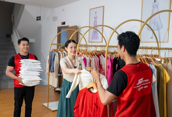 Ảnh: J&T Express là trợ thủ cho khách hàng vãng lai, cá nhân và hộ kinh doanh nhỏ lẻ. Ảnh: J&T Express