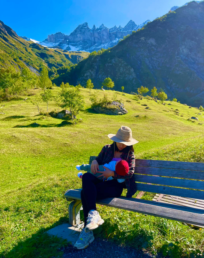 Quỳnh Anh và con trai tại ngôi làng Wald, bang Zurich năm 2023. Ảnh: Nhân vật cung cấp