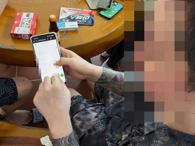 Người đàn ông Hàn Quốc cho phóng viên xem mục thư gửi cho chính mình từng giúp anh thoát khỏi trung tâm lừa đảo ở Sihanoukville. Ảnh: Hankook Ilbo
