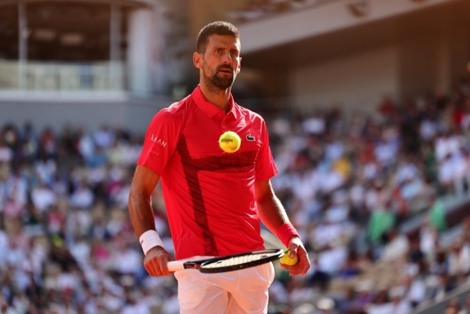 Djokovic ở trận bán kết Roland Garros 2025 với Sinner, trên sân Philippe Chatrier, Paris, Pháp hồi tháng 6. Ảnh: Reuters