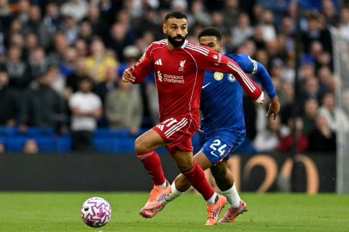 Salah đi bóng trong trận Liverpool thua Chelsea trên sân Stamford Bridge, thành phố London, Vương quốc Anh ngày 4/10/2025. Ảnh: AFP