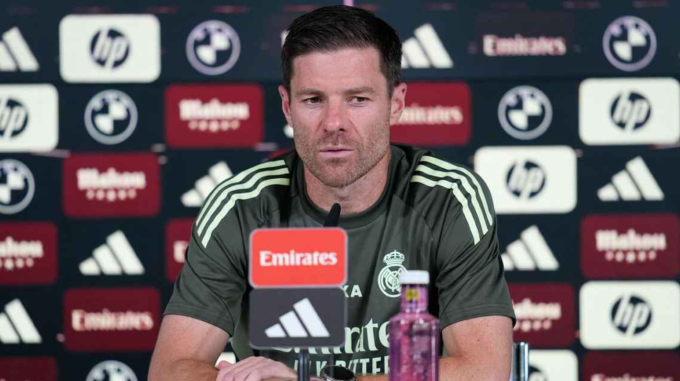HLV Xabi Alonso phát biểu trong buổi họp báo trước trận Real Madrid gặp Getafe ở vòng 9 La Liga. Ảnh: AFP