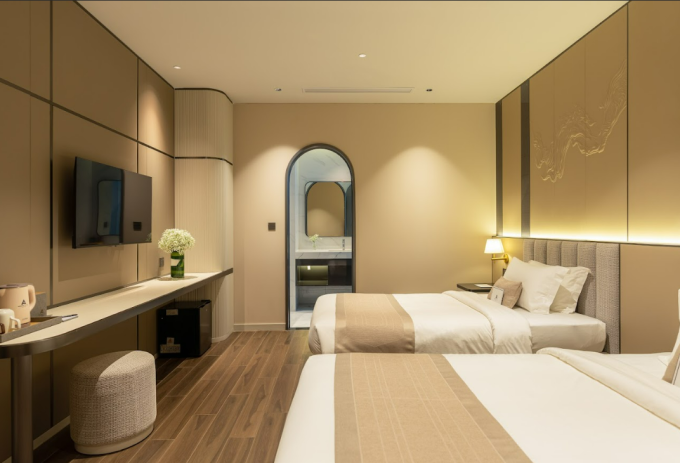 Phòng nghỉ tại Amana Hotel được thiết kế với những đường bo góc tạo sự mềm mại. Ảnh: Amana Hotel